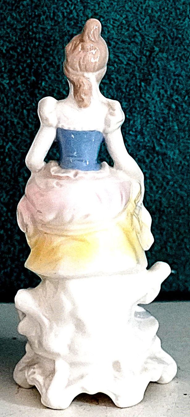 Figurines: Dame mit Katze Porzellan edel – D'occasion à Baar par 2cvbaar 2