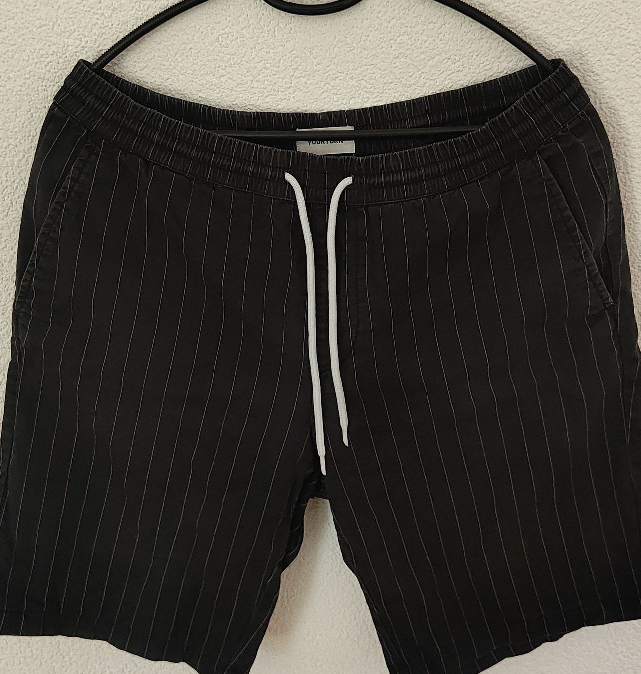 Pantaloni: Shorts Pull&Bear schwarz gestreift gebraucht – Usato da Niederscherli venduto da lavan1996