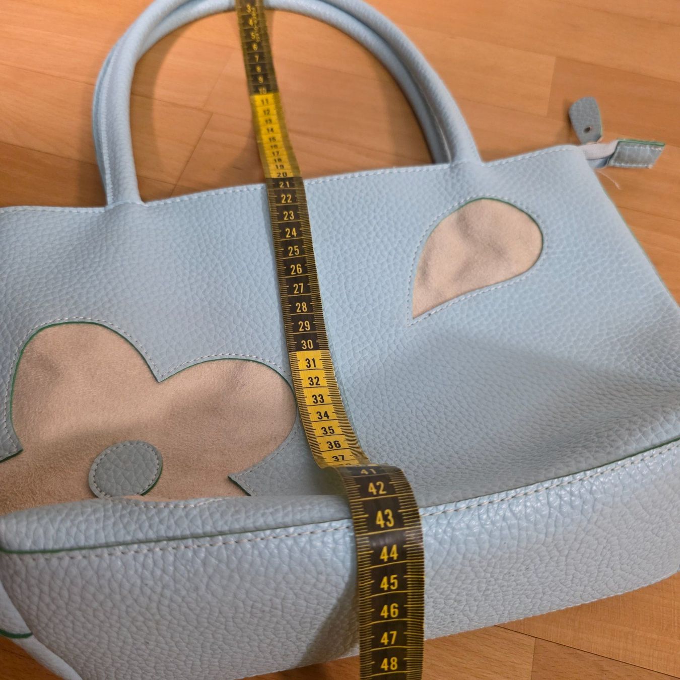 Taschen für Damen: Hellblaue Handtasche mit Blütendetail – Gebraucht aus Wald ZH von CapLux 4