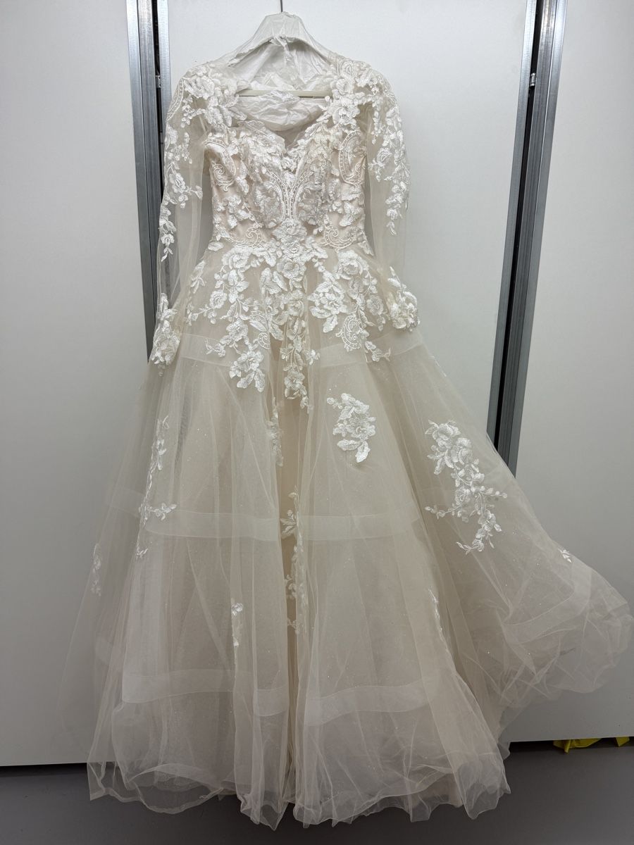 Vestiti: Abito sposa manica lunga in pizzo con scollo a V – Usato da Bellinzona venduto da mon_2wjn