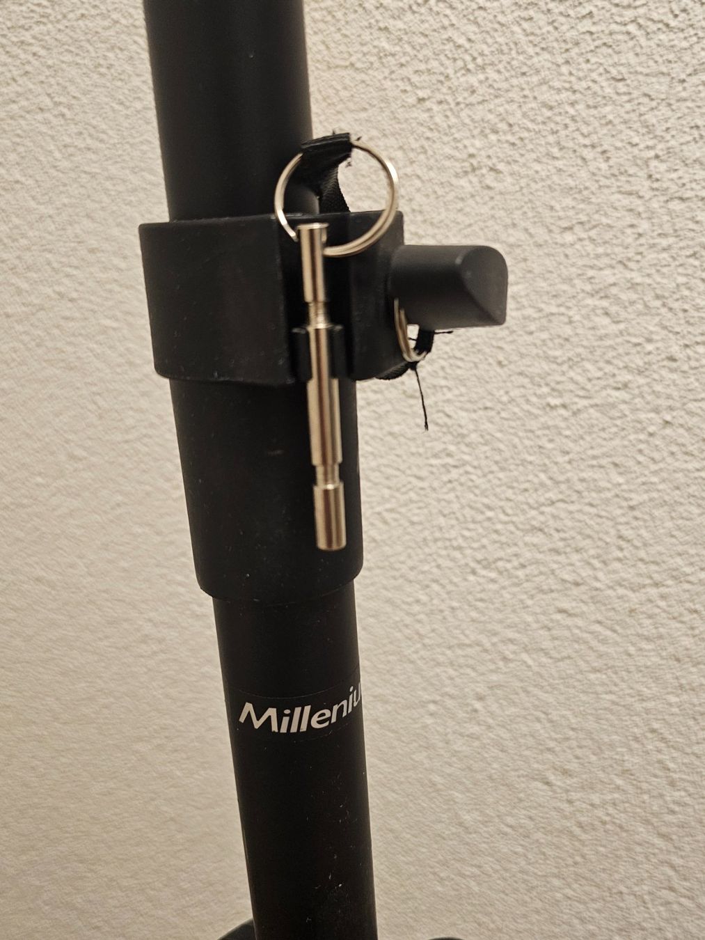 Millenium Wandhalterungen: Millenium BS-2211B MKII Profi Boxenständer Set – Gebraucht aus Aarau Rohr von Mmiracle 5