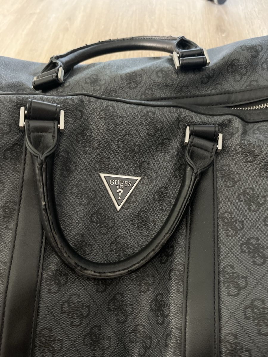 Guess Borse: Guess Duffle Bag - Stylish and Spacious Travel Essential – Usato da Schaffhausen venduto da MHDB 1