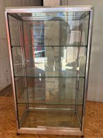 Standvitrine mit Glasregalen und Metallrahmen gebraucht