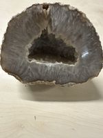 Géode d'agate unique, pièce de collection minéralogique.