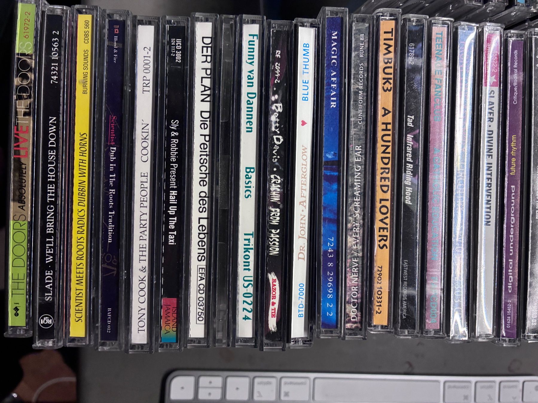 CD: About 85 CDs, probably USA stuff. – Usato da Zürich venduto da HiFiAtelier 2