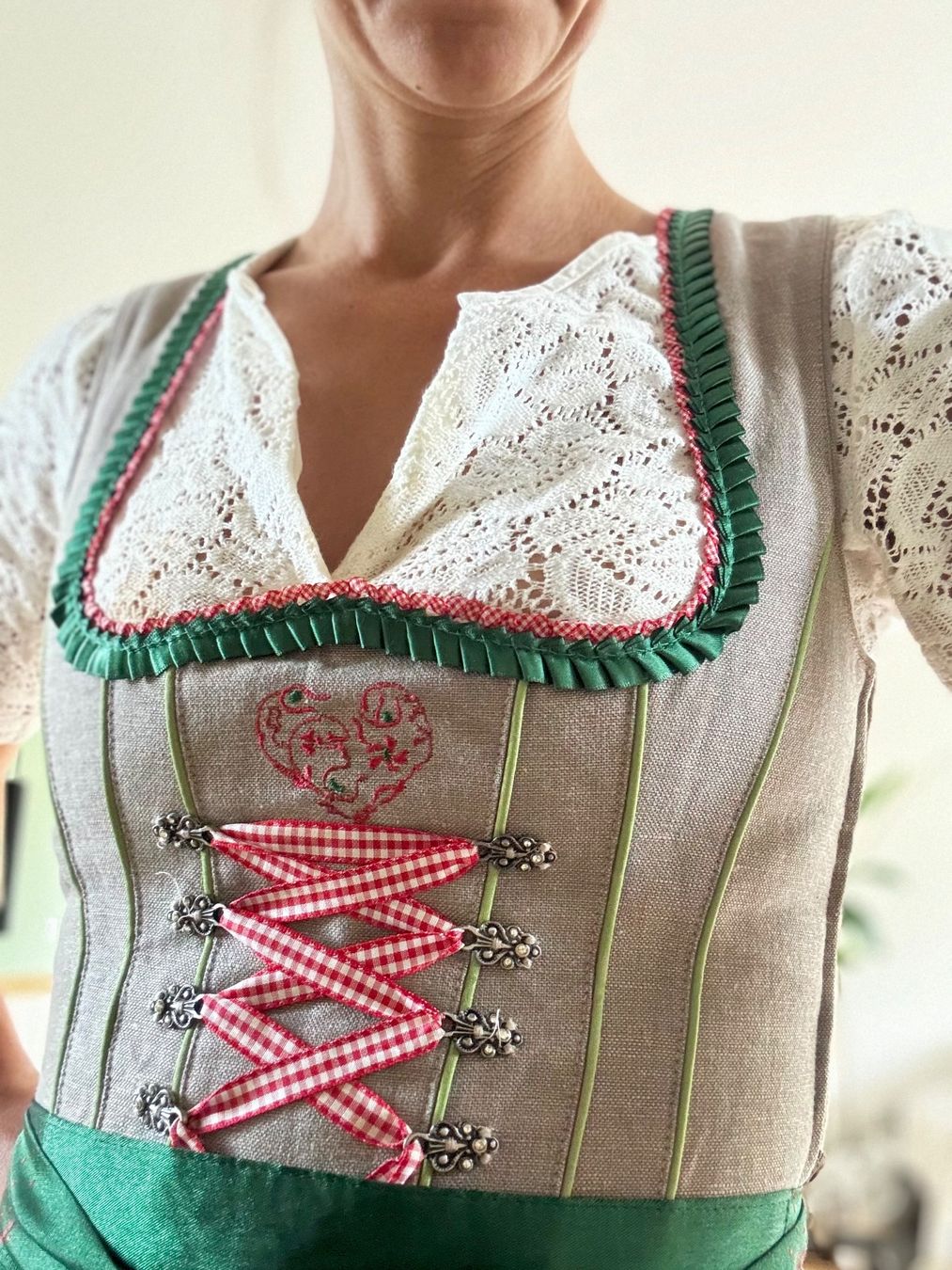 Kleider: Original Münchner DIRNDL, Grösse 32 – Gebraucht aus Herrliberg von kat_q7sj 4
