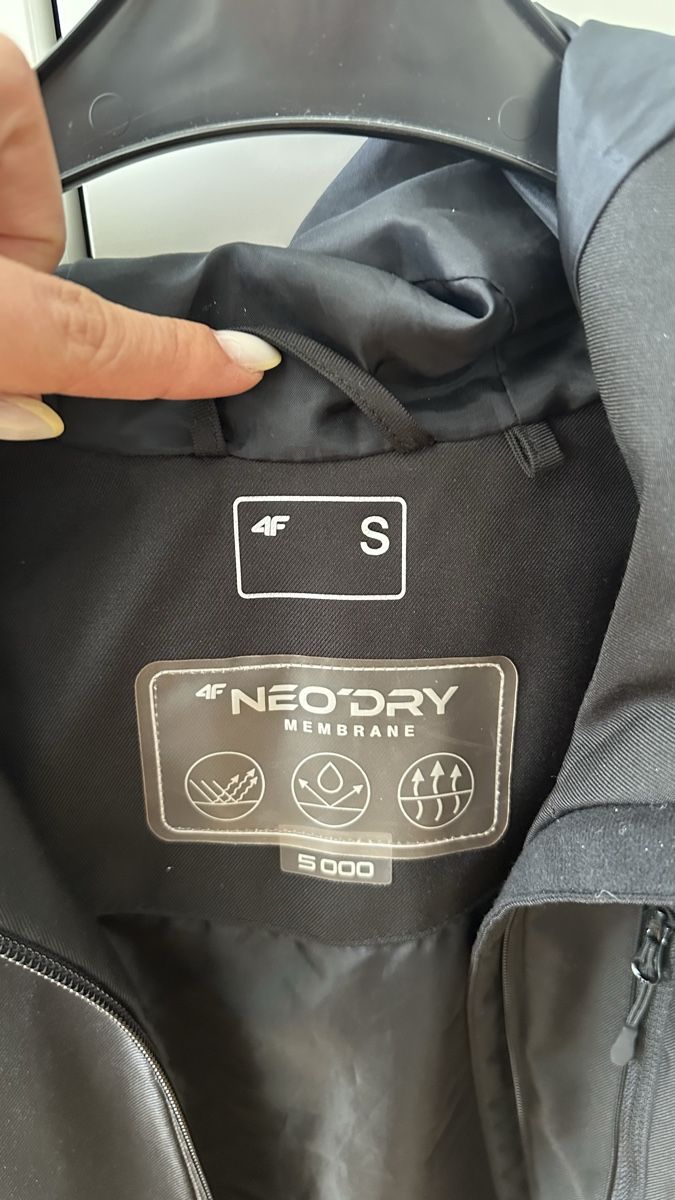 4F Giacche: Schwarze Regenjacke Gr. S – Usato da Sirnach venduto da kla_mk2g 1