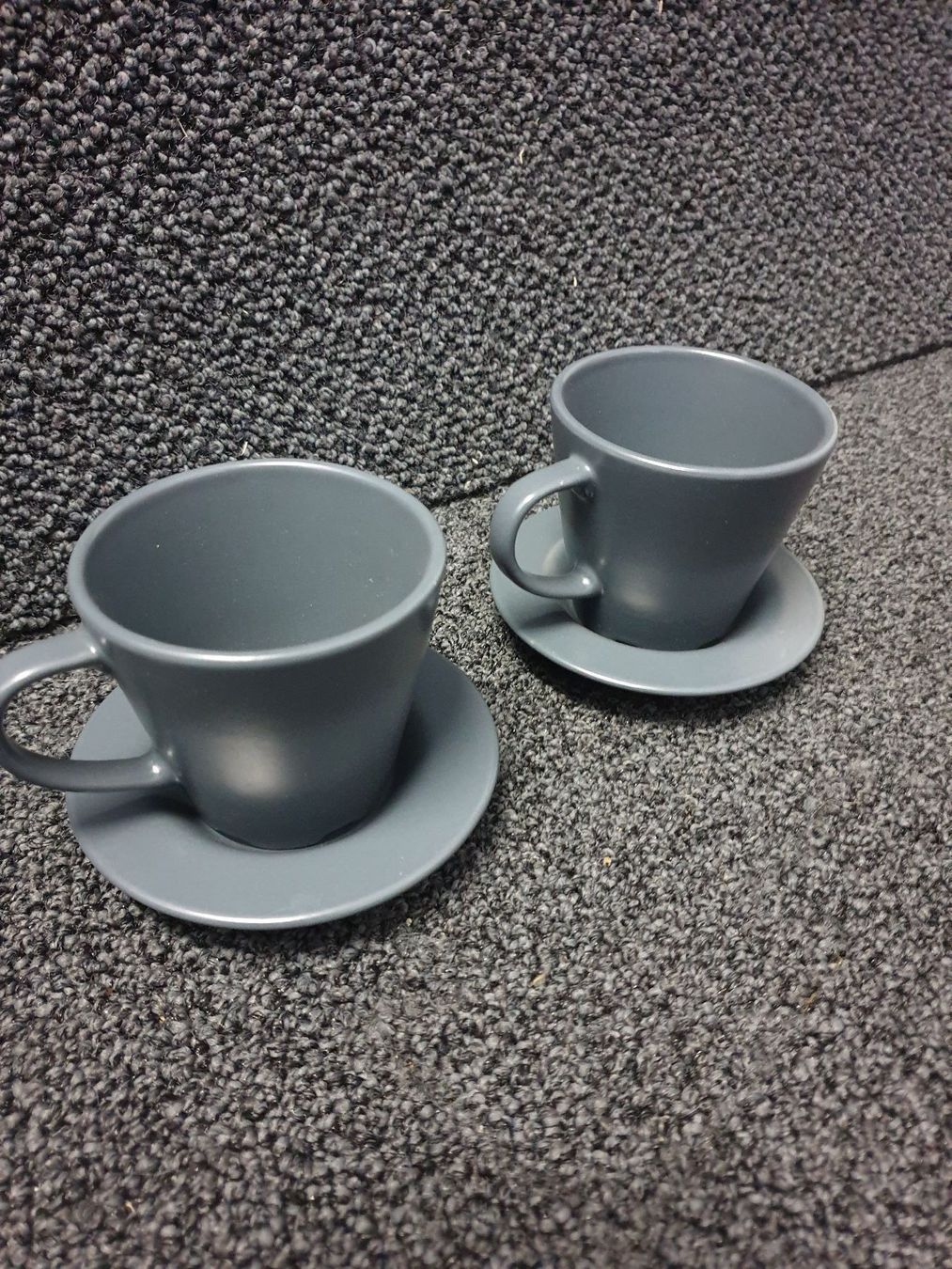 Verres: Graue Unterteller mit Kaffee Glas – D'occasion à Ruswil par M71 3