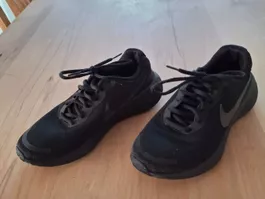 Schuhe v. Nike, Gr. 38.5, schwarz