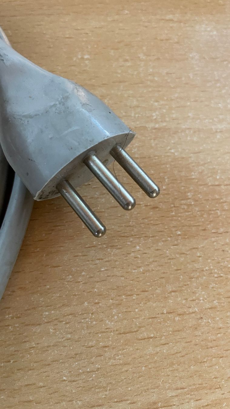 Cavi: Gerätestromkabel grau 2m – Usato da Glattfelden venduto da cybermaxx 2