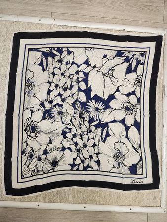Foulard en soie Lucia motif floral 