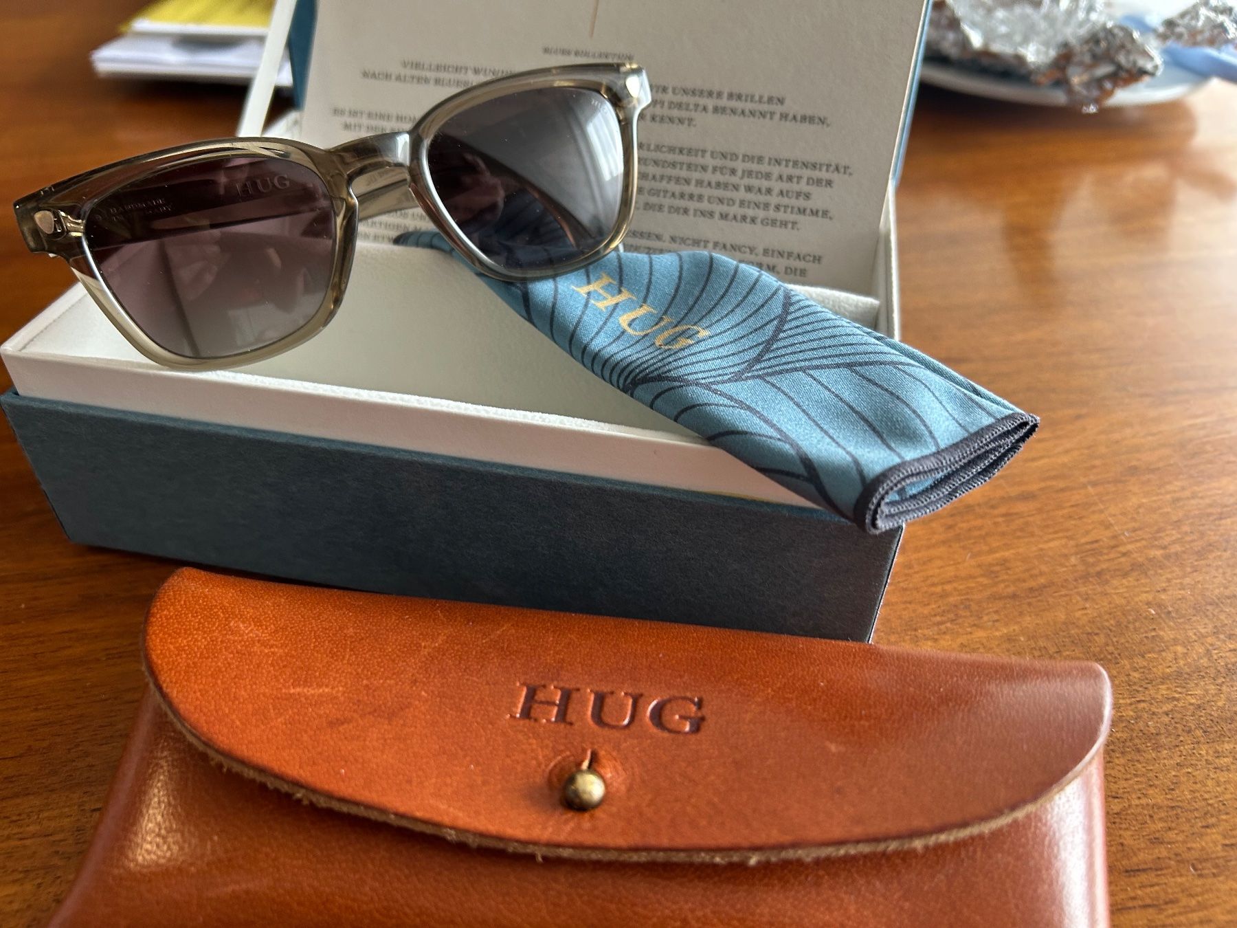 Occhiali & Lenti: Sonnenbrille Hug Spectacles mit Lederetui – Usato da Olten venduto da arcata 2