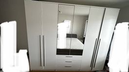 Grosser weisser Kleiderschrank mit Spiegel 