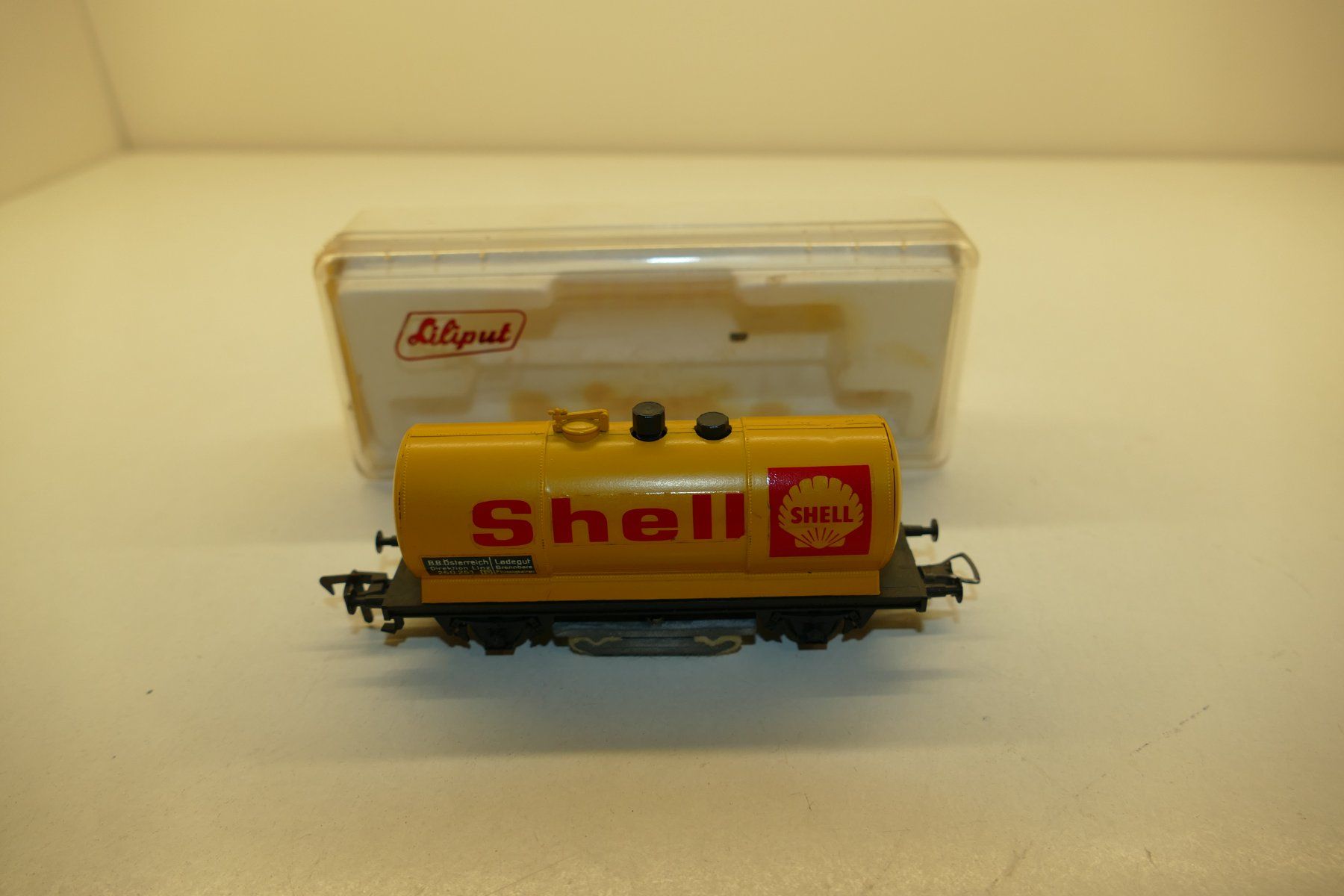 Liliput Modelleisenbahnen: Liliput H0: ÖBB Kesselputzwagen Shell – Gebraucht aus Niederhasli von rail-duerst