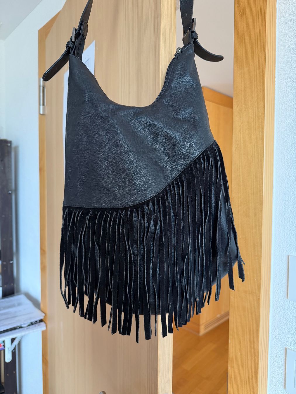 Globus Borse da donna: Schwarze Globus Ledertasche mit Fransen – Nuovo (secondo la descrizione) da Chur venduto da Caroline__ 1