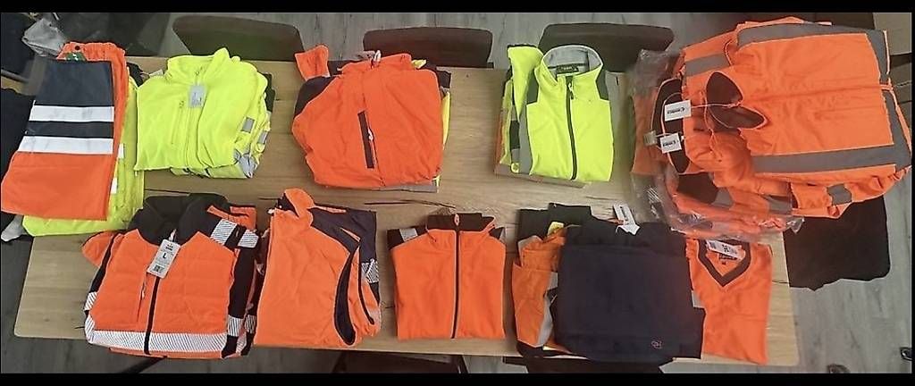 Lotti di vestiti: Diverse Warnschutz-Arbeitskleider – Nuovo e nell'imballaggio originale da Oberhasli venduto da alexandrawuerzburger