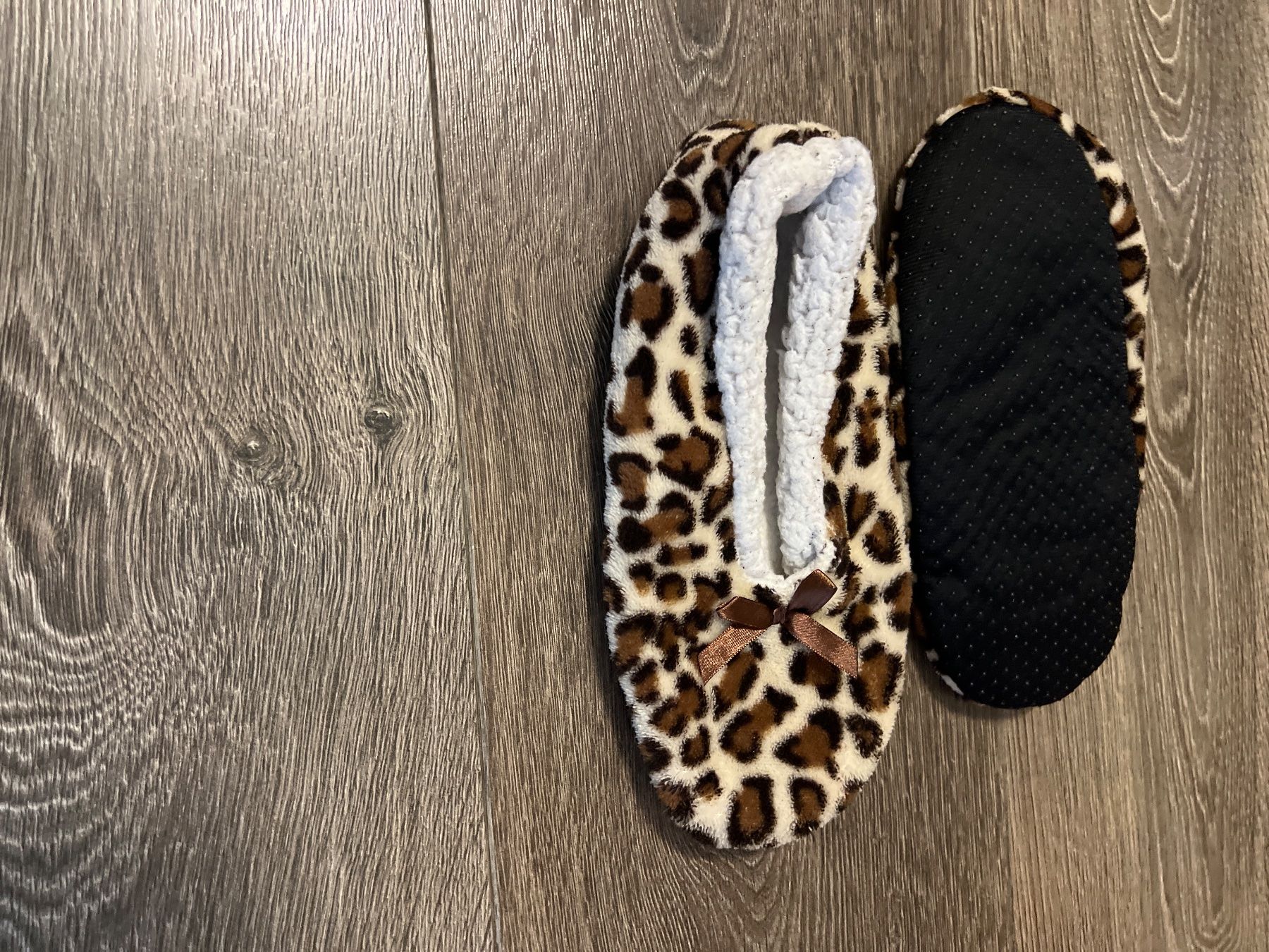 Scarpe da uomo: Hausschuhe Leopard One Size – Usato da Weiach venduto da LemonJuice1995 1