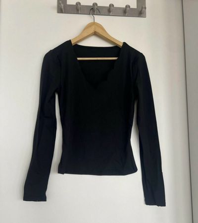 SCHWARZES LANGARMSHIRT UNGETRAGEN GRÖSSE S