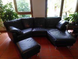 Grosses Ecksofa aus schwarzem Leder mit Ottomane & Hocker