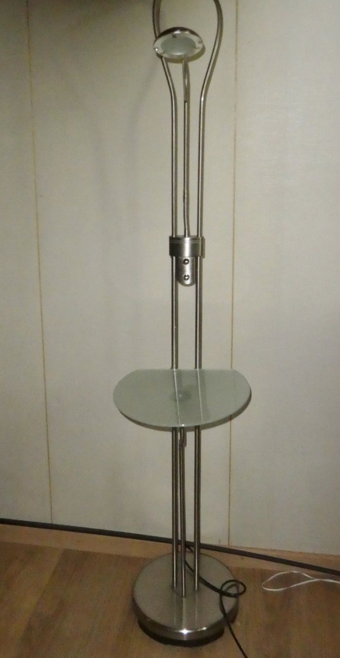 Lampade: Stehlampe mit Glastisch – Usato da Siebnen venduto da Ra-la-ra-ol