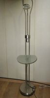 Stehlampe mit Glastisch