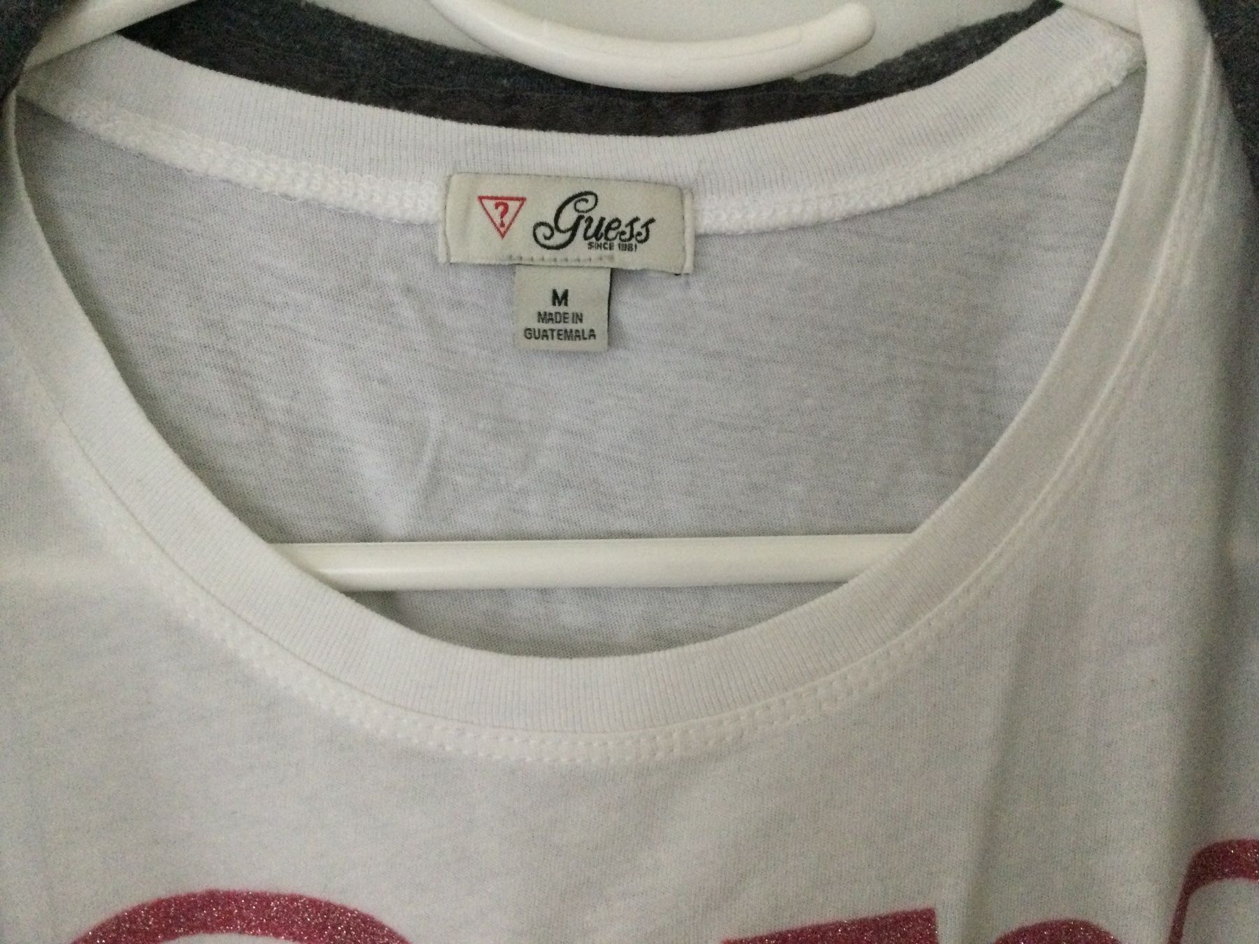 Guess Kleiderpakete: Guess Kapuzenpullover mit 2 Guess T-Shirt Gr. S – Gebraucht aus Baar von negombo 4