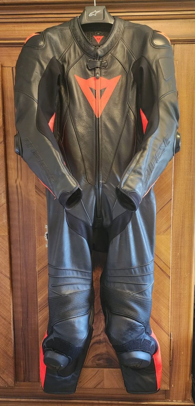 Dainese Costumes, combinaisons de sport et fonctionnelles: Dainese Laguna Seca 5 Einteiler Gr. 52 – D'occasion à Kaiserstuhl AG par ksu_2pww