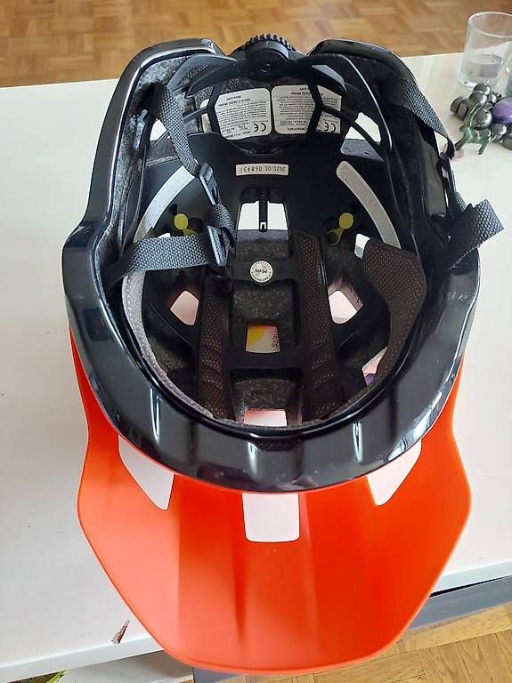 Caschi: Casque vélo VTT Abus édition Valais  – Usato da Lausanne venduto da flybud 4