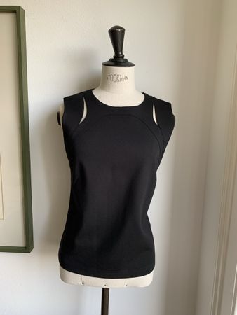 AKRIS: OVP/mit Kaufetikette -Schwarzes Top mit Cutout, Gr 38