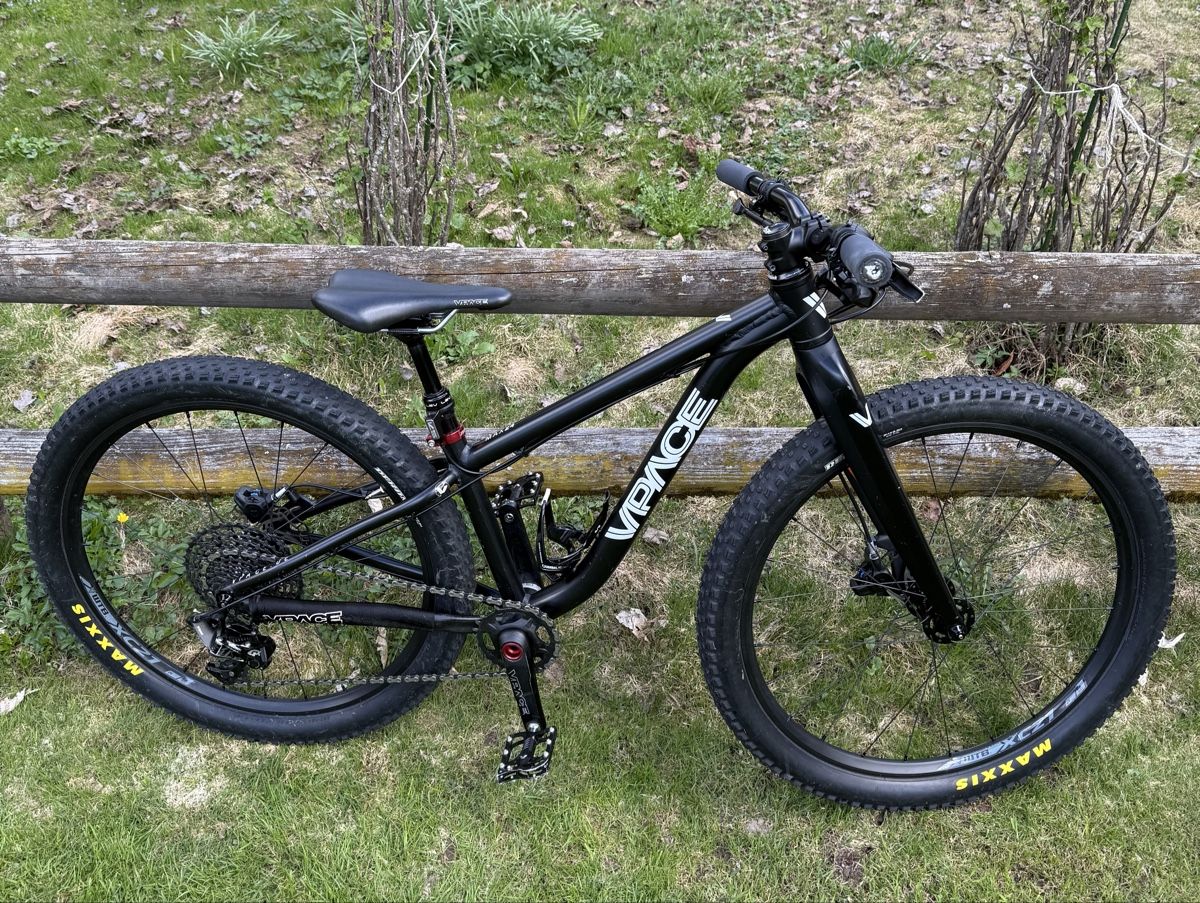 Vpace Biciclette: VPACE MAX 24, schwarz matt, Carbongabel, dropper post – Usato da Chur venduto da laigrand