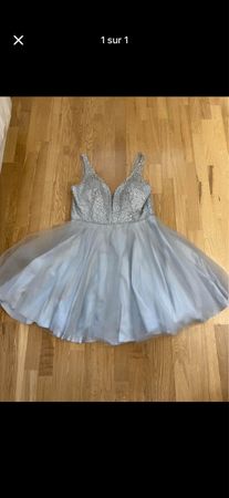 Robe courte argentée avec tulle, taille 48, état neuve