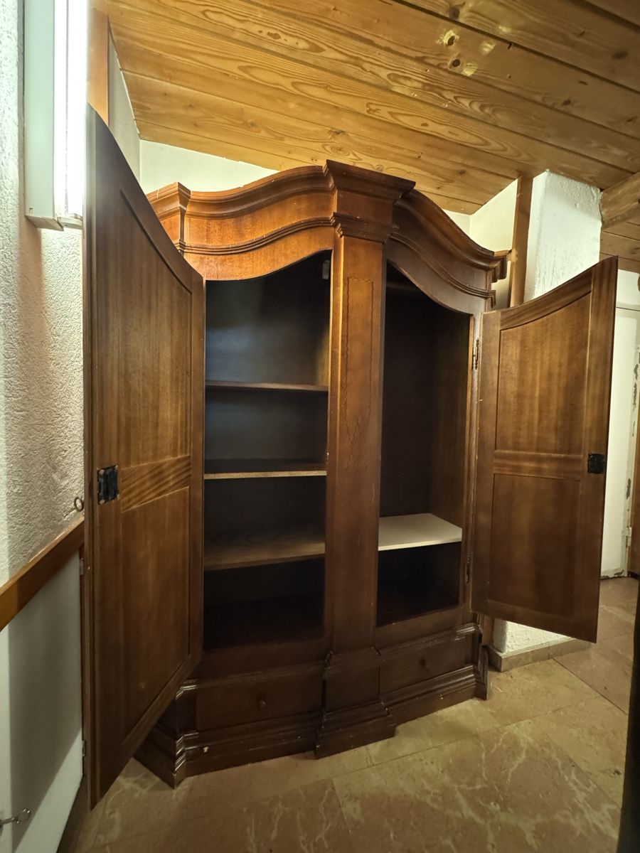 Armadi: Antiker Schrank – Usato da Basel venduto da jolipups12 3