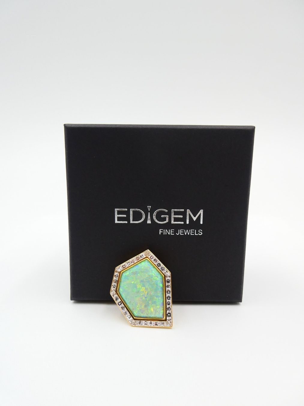 Spille & Fermagli: BROSCHE MIT EINEM OPAL, EINGERAHMT IN DIAMANTEN – Usato da Luzern venduto da EdiGem 1