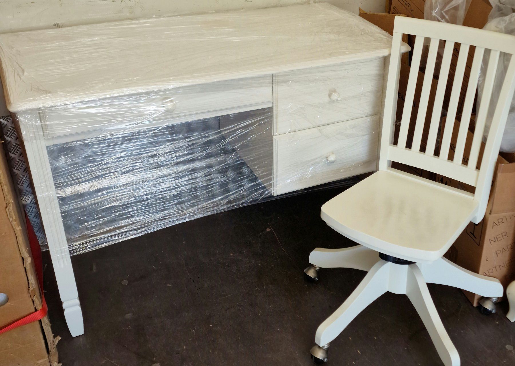 Scrivanie: White Desk with 3 Drawers in good Condition – Usato da Killwangen venduto da bmy_5rtt