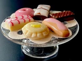 Patisseries auf Glasplatte mit Fuss f/Puppenstuben. NP 19.50