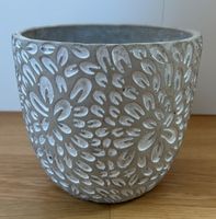 Dekorativer Übertopf, mit Blumen