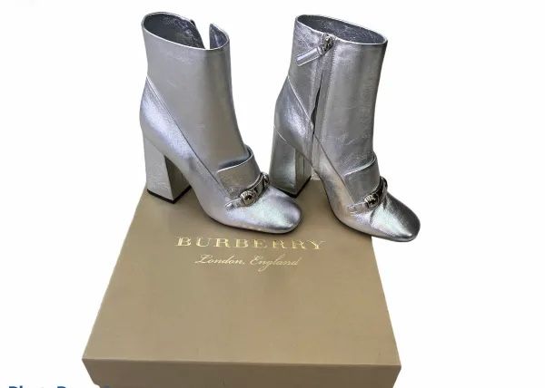 Burberry Scarpe da donna: Burberry Leder Stiefel – Nuovo e nell'imballaggio originale da Lachen SZ venduto da HelvetiaLuxury