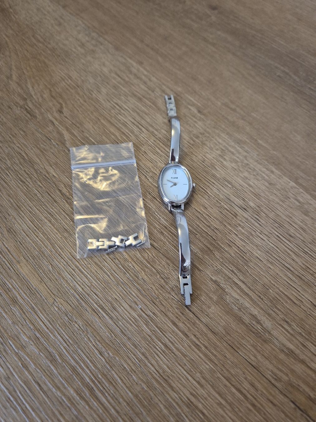 Cluse Orologi: Cluse Armbanduhr oval Silber  – Nuovo (secondo la descrizione) da Niederhelfenschwil venduto da usa001