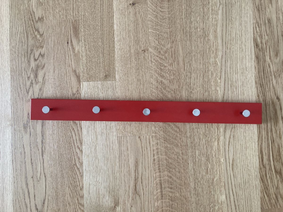 Garderobe: Wandgarderobe rot mit 5 Haken  – Gebraucht aus Zürich von eic_cd8v