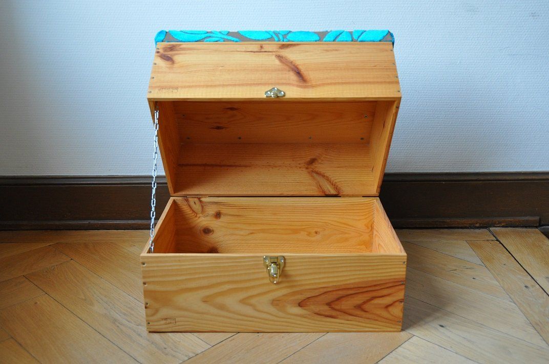 Truhen: Exklusive Sitztruhe/Sitzhocker/Möbel aus Weinkisten Mod. 10 – Neu (gemäss Beschreibung) aus Zürich von kisten-karl 3