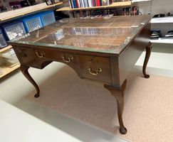 Antiker Schreibtisch mit Glasplatte