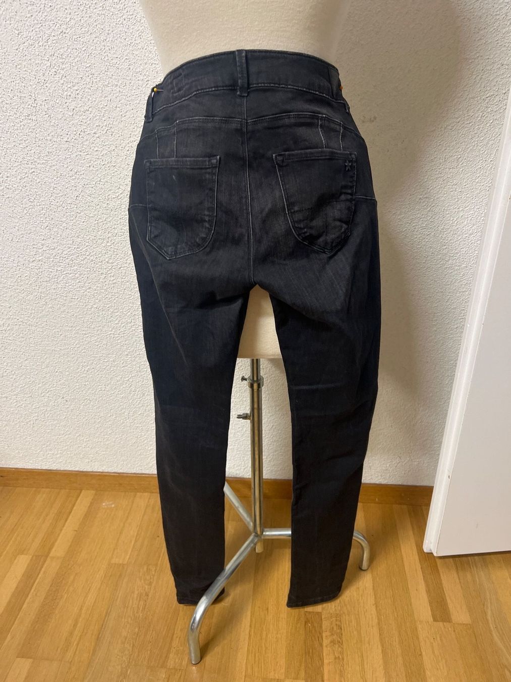 Jeans: coole M.O.D Jeans 28/32 – Usato da Maienfeld venduto da 8796 5