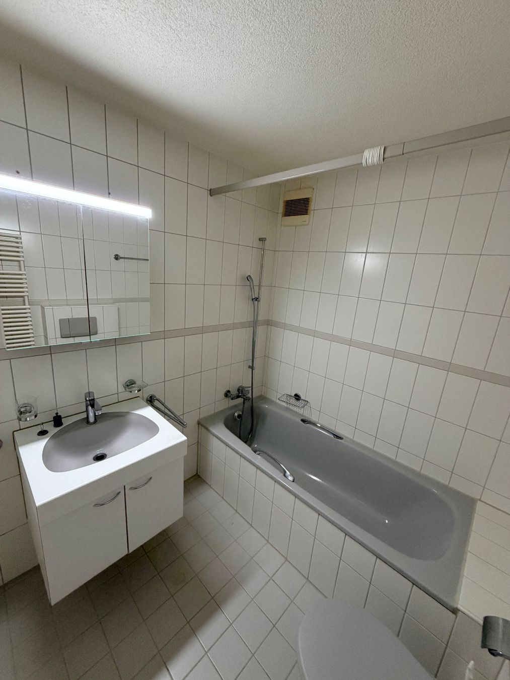 Armoires miroirs: Spiegelschrank mit LED – D'occasion à Dottikon par luc_zd8x