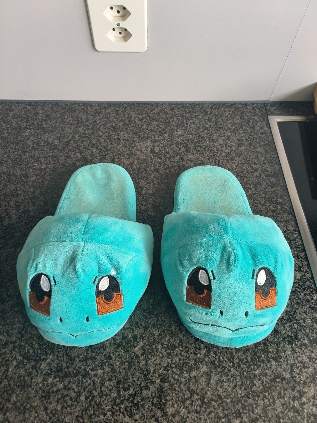 Scarpe da uomo: Pokemon Squirtle Hausschuhe  – Usato da Emmenbrücke venduto da Marco01334