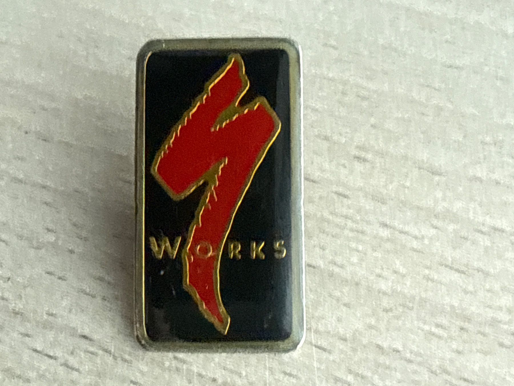 Plaketten & Abzeichen: Pin Specialized Works – Gebraucht aus Glattbrugg von Schweigmatt