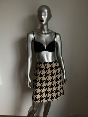 AKRIS: Lässig schwarz/braun gemusterter Woll-Jupe, 36