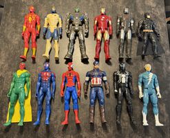 12 x Marvel / DC Comic Figuren.