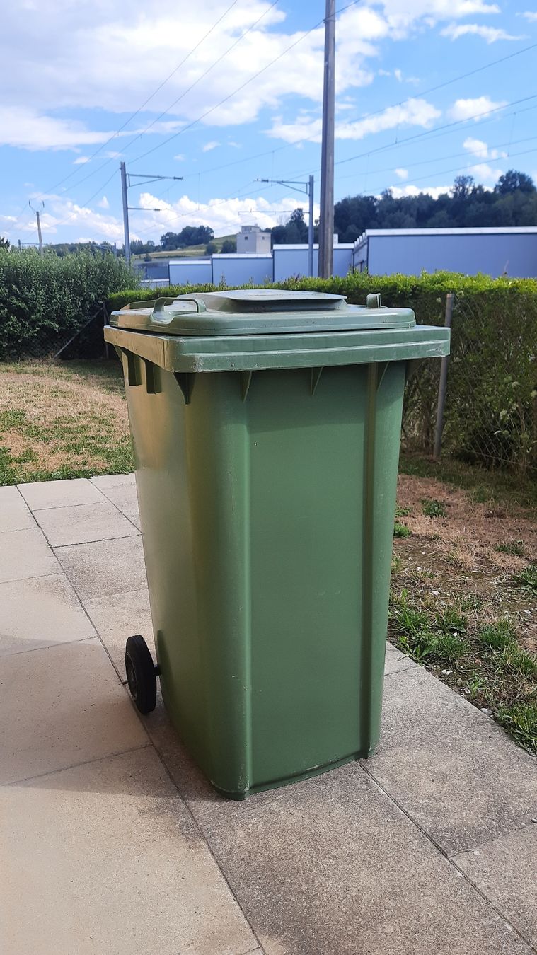 Poubelles: Grüntonne 240L – D'occasion à Ermatingen par geo_7k2w