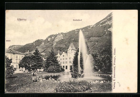 Cartoline postali: AK Glarus, Bahnhof und Springbrunnen – Usato da Berlin venduto da bartko-reher