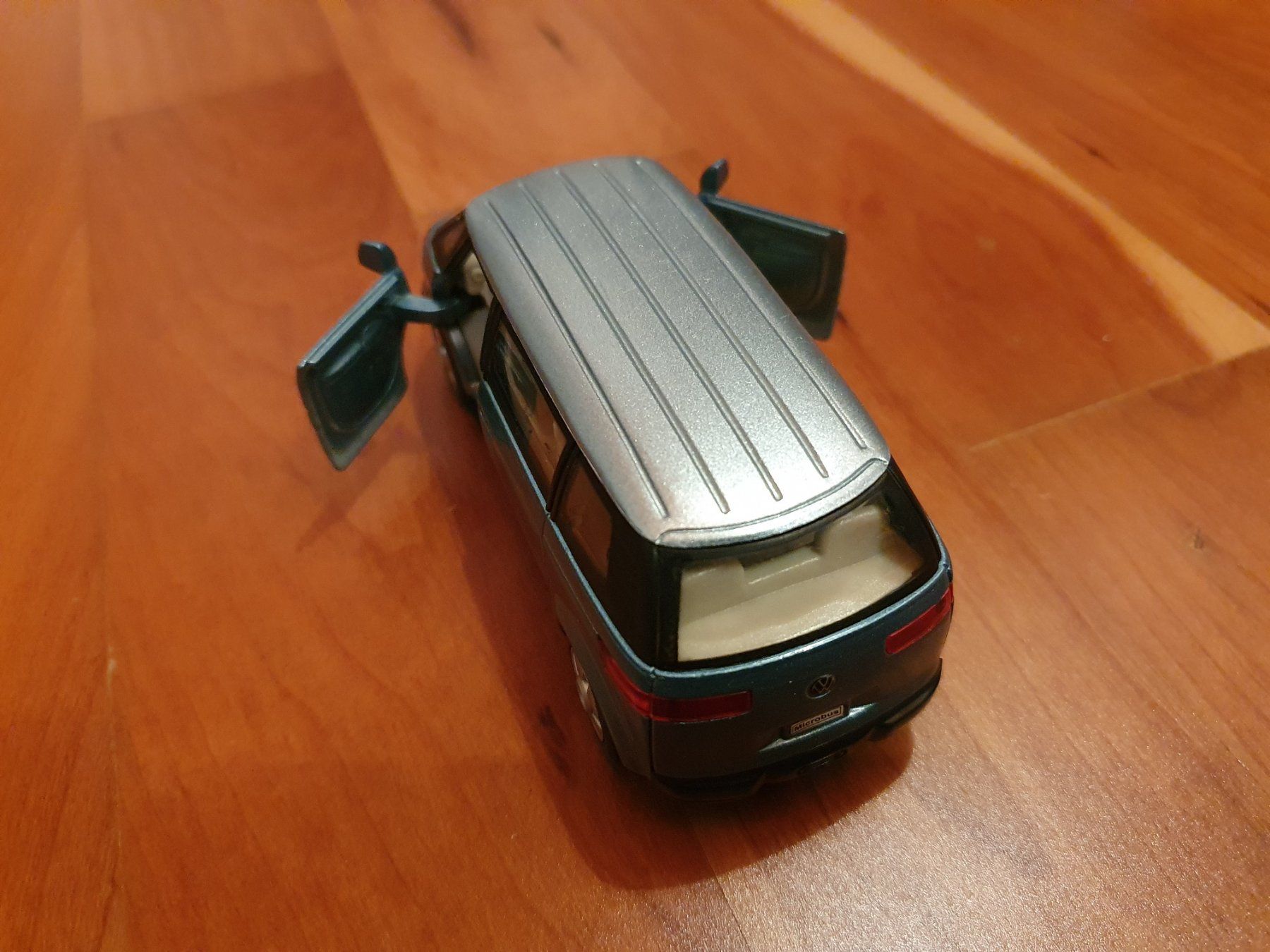 Volkswagen Modellini d'auto: VW Microbus Massstab 1:43 von Welly – Usato da Triesen venduto da platzproblem1 4